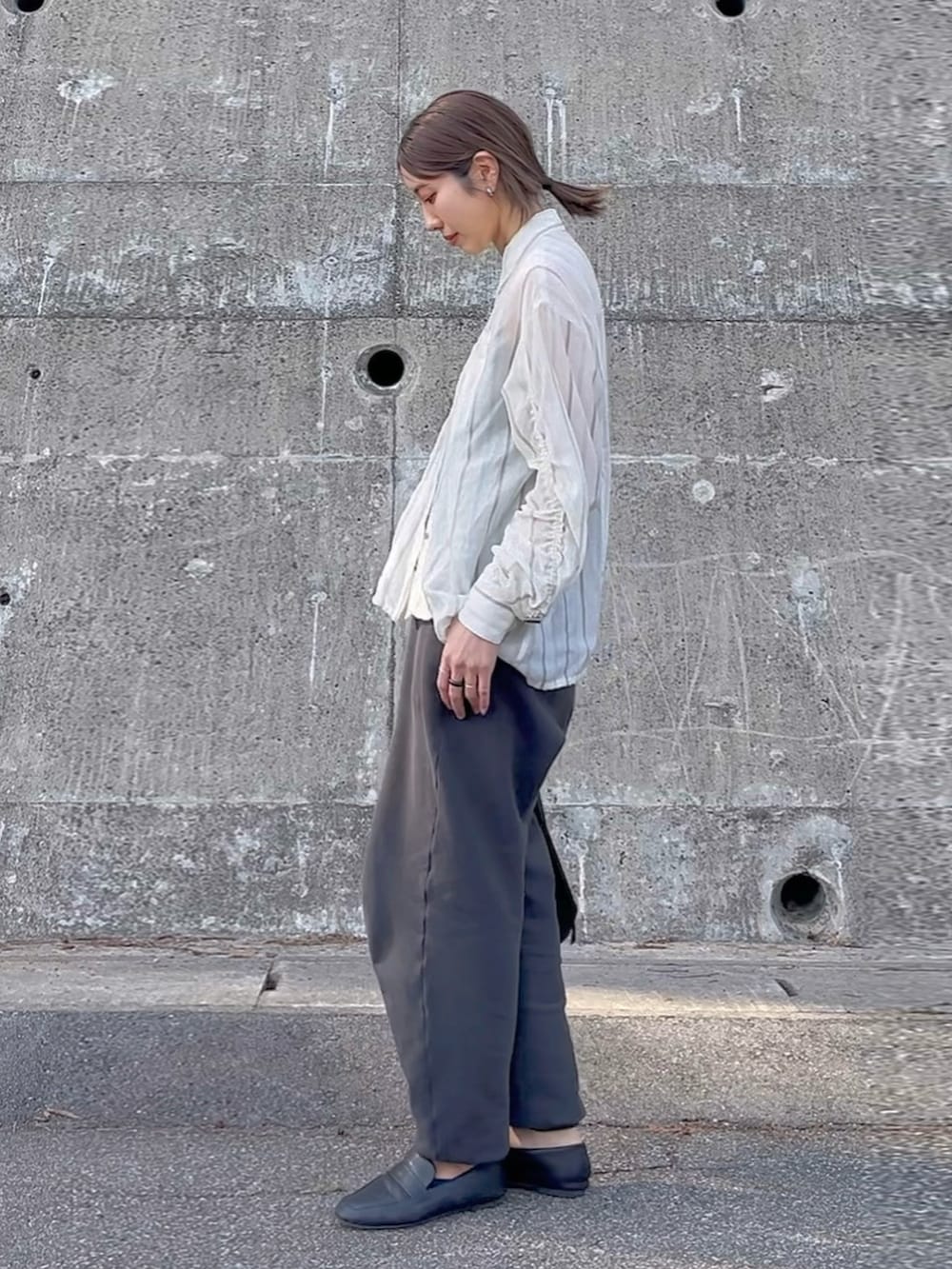 ブルー系のシャツ/ブラウス、グレー系のスウェットパンツ、ブラック系のレインシューズを着用したレディースの春コーディネートの2枚目の写真