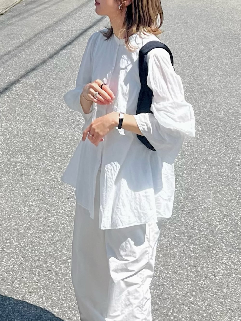 ホワイト系のカーゴパンツ、ブラック系のハンドバッグ、ホワイト系のシャツ/ブラウスを着用したレディースの春コーディネートの2枚目の写真