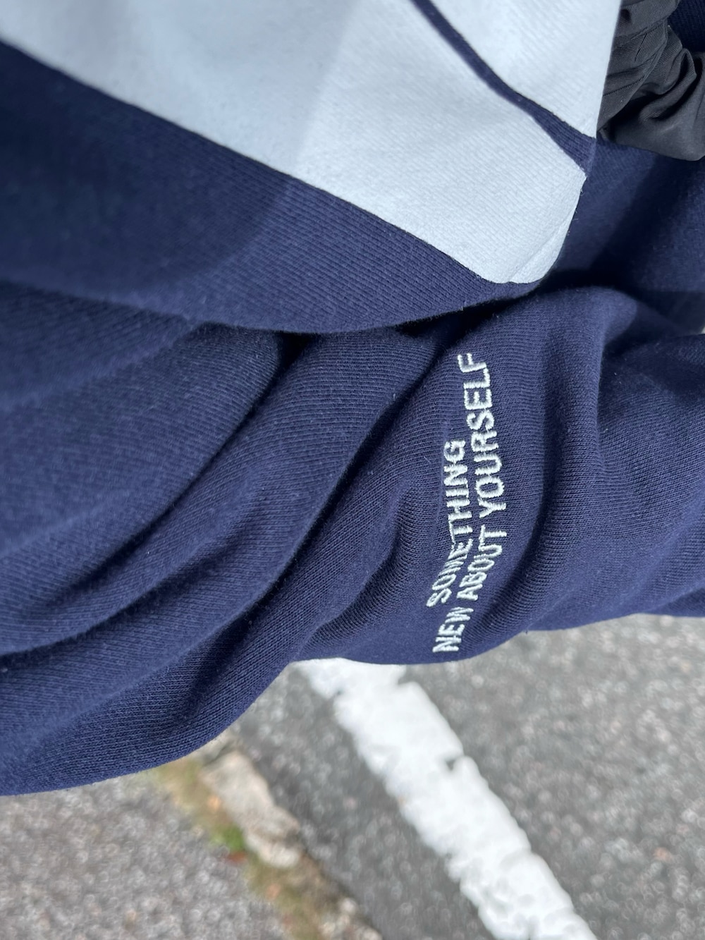 ブルー系のスウェット、グレー系のその他パンツ、ホワイト系のスニーカーを着用したレディースの秋コーディネートの5枚目の写真