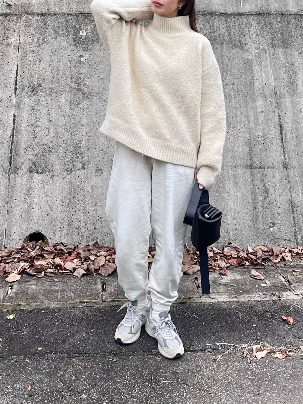 ホワイト系のニット/セーターを着用したレディースの秋コーディネートの3枚目の写真