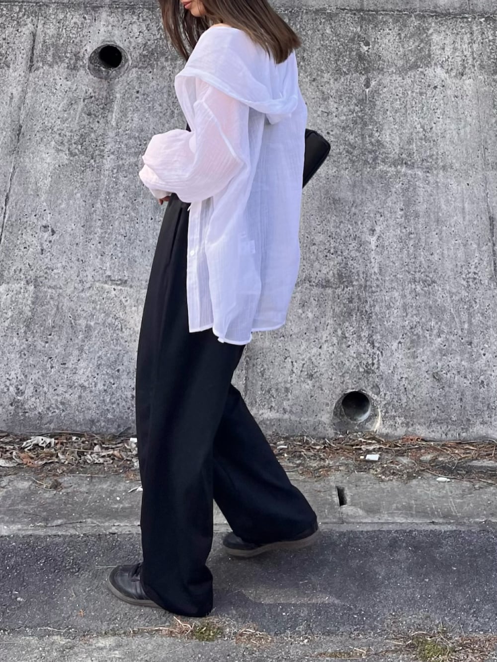 ホワイト系のシャツ/ブラウス、ブラック系のスラックスを着用したレディースの春コーディネートの4枚目の写真