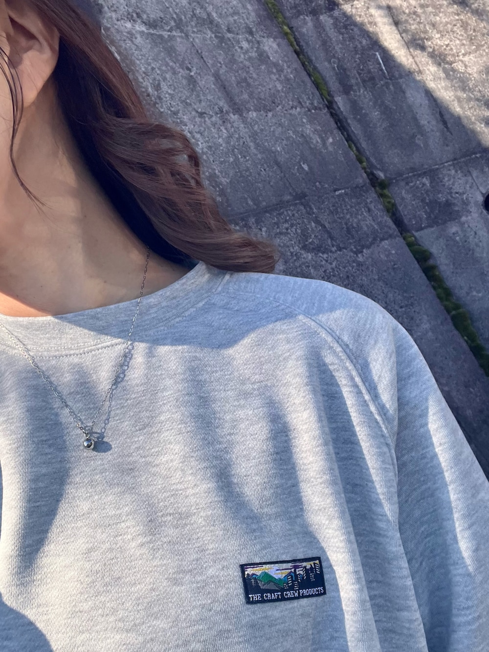 グレー系のスウェットを着用したレディースの冬コーディネートの4枚目の写真