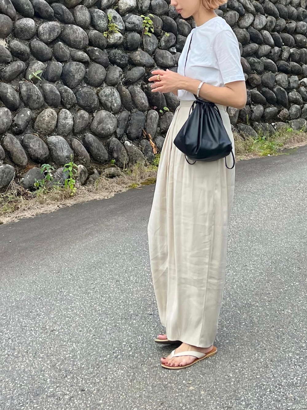 ホワイト系のサンダル、ホワイト系のその他パンツ、ホワイト系のTシャツ/カットソーを着用したレディースの夏コーディネートの2枚目の写真