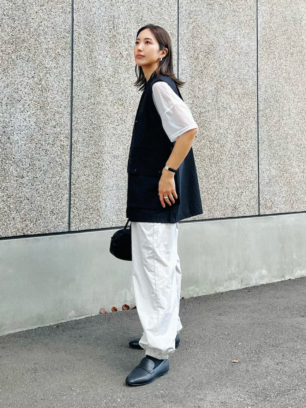 ブラック系のシャツ/ブラウス、ホワイト系のTシャツ/カットソー、ホワイト系のカーゴパンツを着用したレディースの夏コーディネートの2枚目の写真