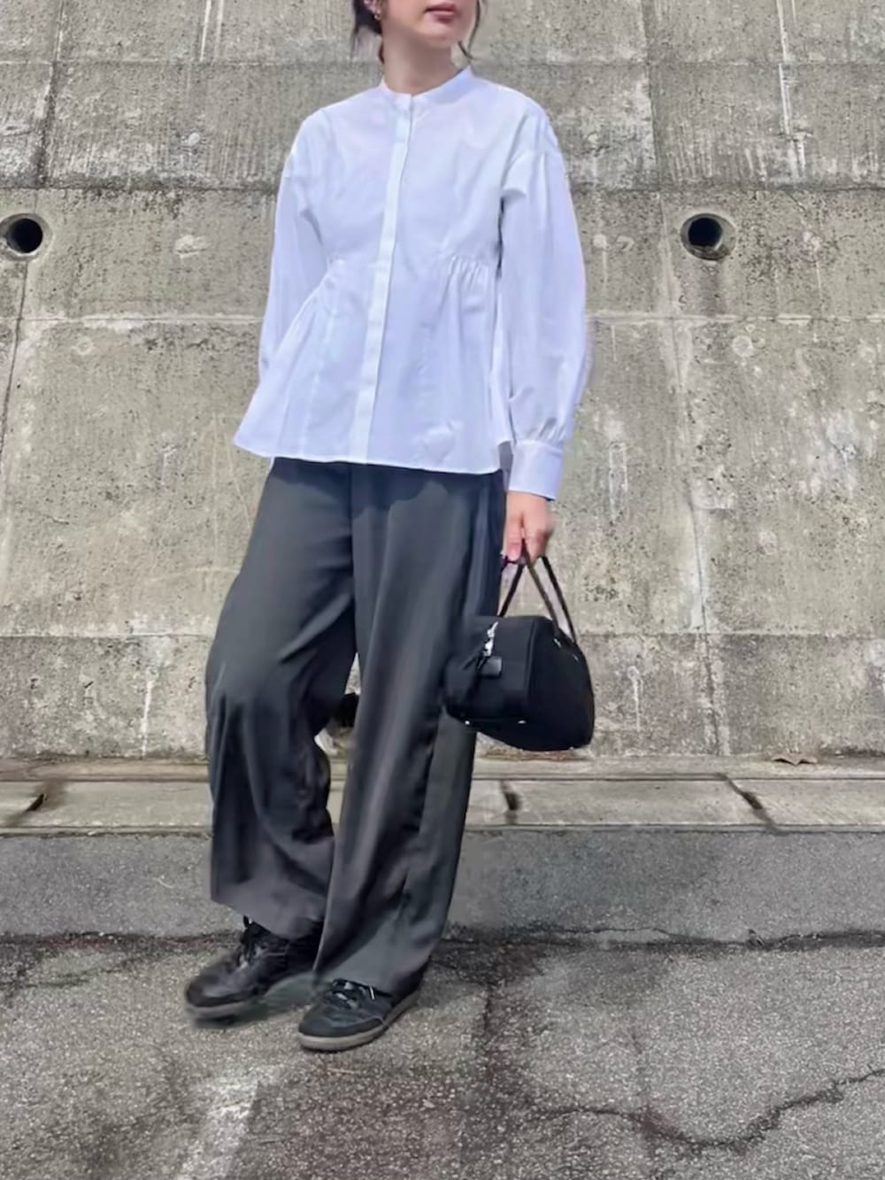 ホワイト系のシャツ/ブラウス、ブラック系のボストンバッグ、グレー系のその他パンツを着用したレディースの春コーディネートの3枚目の写真