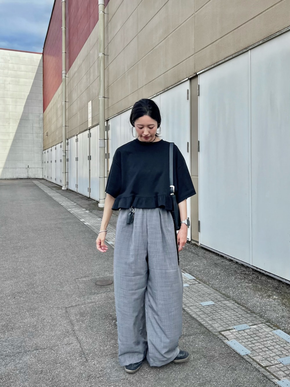 ブラック系のTシャツ/カットソー、グレー系のその他パンツを着用したレディースの夏コーディネートの2枚目の写真