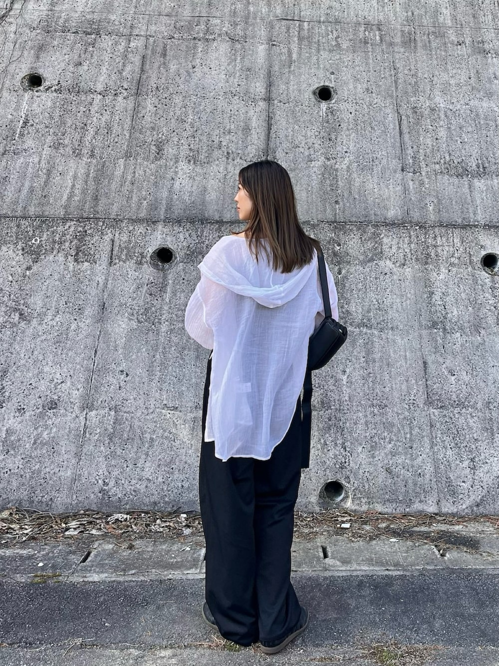 ホワイト系のシャツ/ブラウス、ブラック系のスラックスを着用したレディースの春コーディネートの3枚目の写真