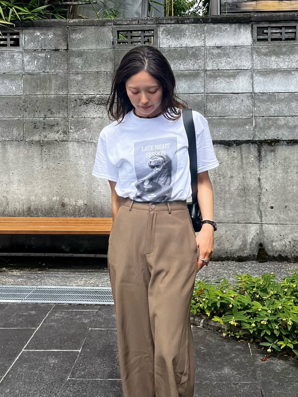 その他のTシャツ/カットソー、ブラック系のハンドバッグ、ブラック系のサンダルを着用したレディースの夏コーディネートの3枚目の写真