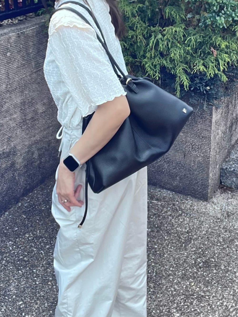ブラック系のバッグを着用したレディースの春コーディネートの2枚目の写真