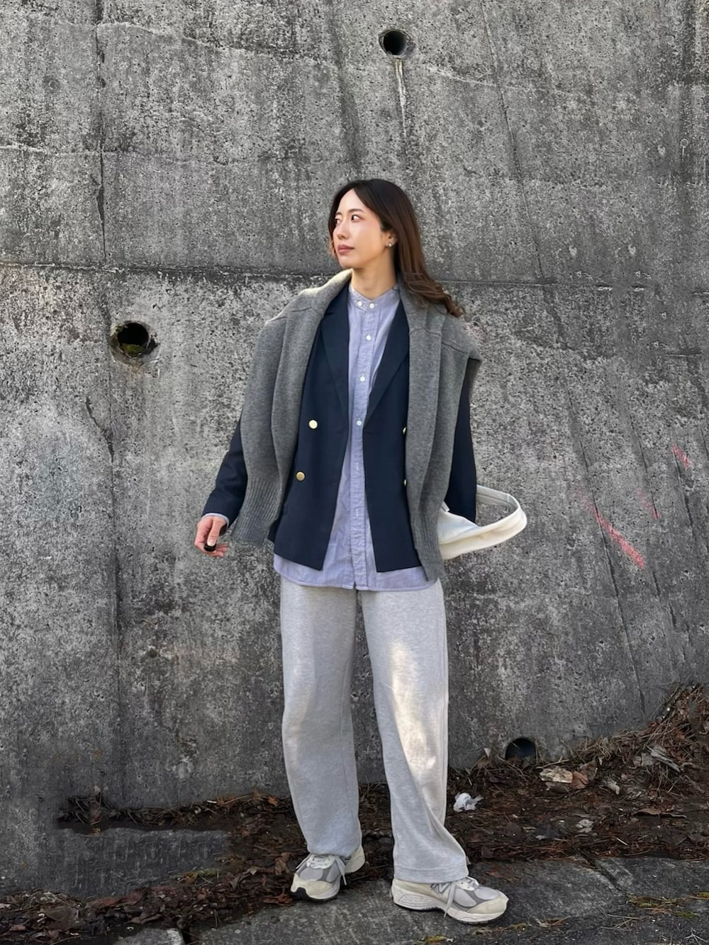 ブルー系のテーラードジャケット、グレー系のその他パンツを着用したレディースの冬コーディネートの4枚目の写真