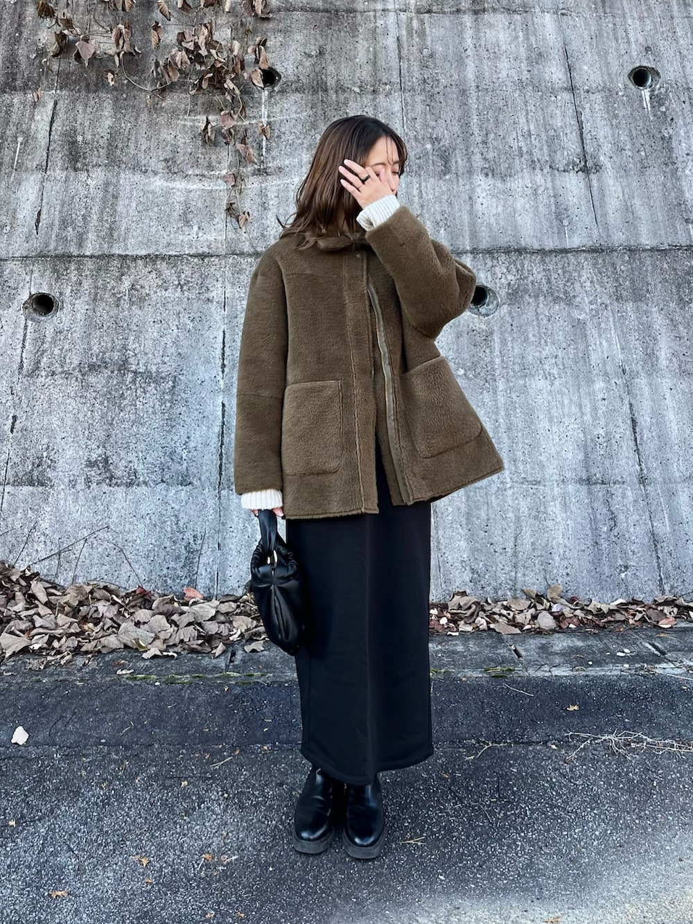 グリーン系のその他アウターを着用したレディースの秋コーディネートの4枚目の写真