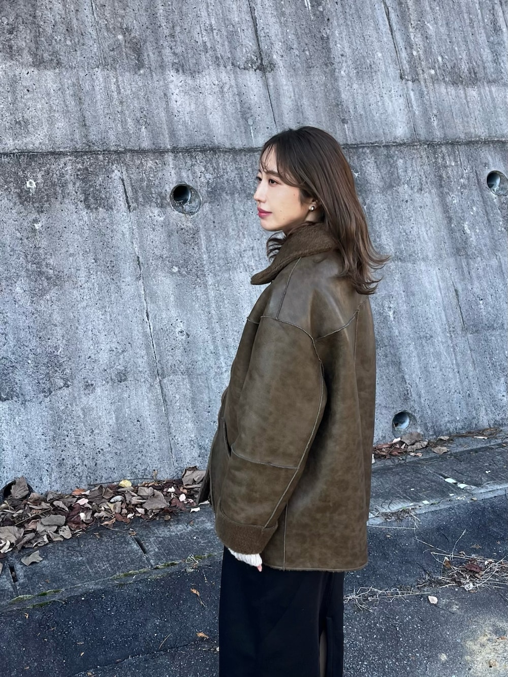 グリーン系のその他アウターを着用したレディースの秋コーディネートの3枚目の写真