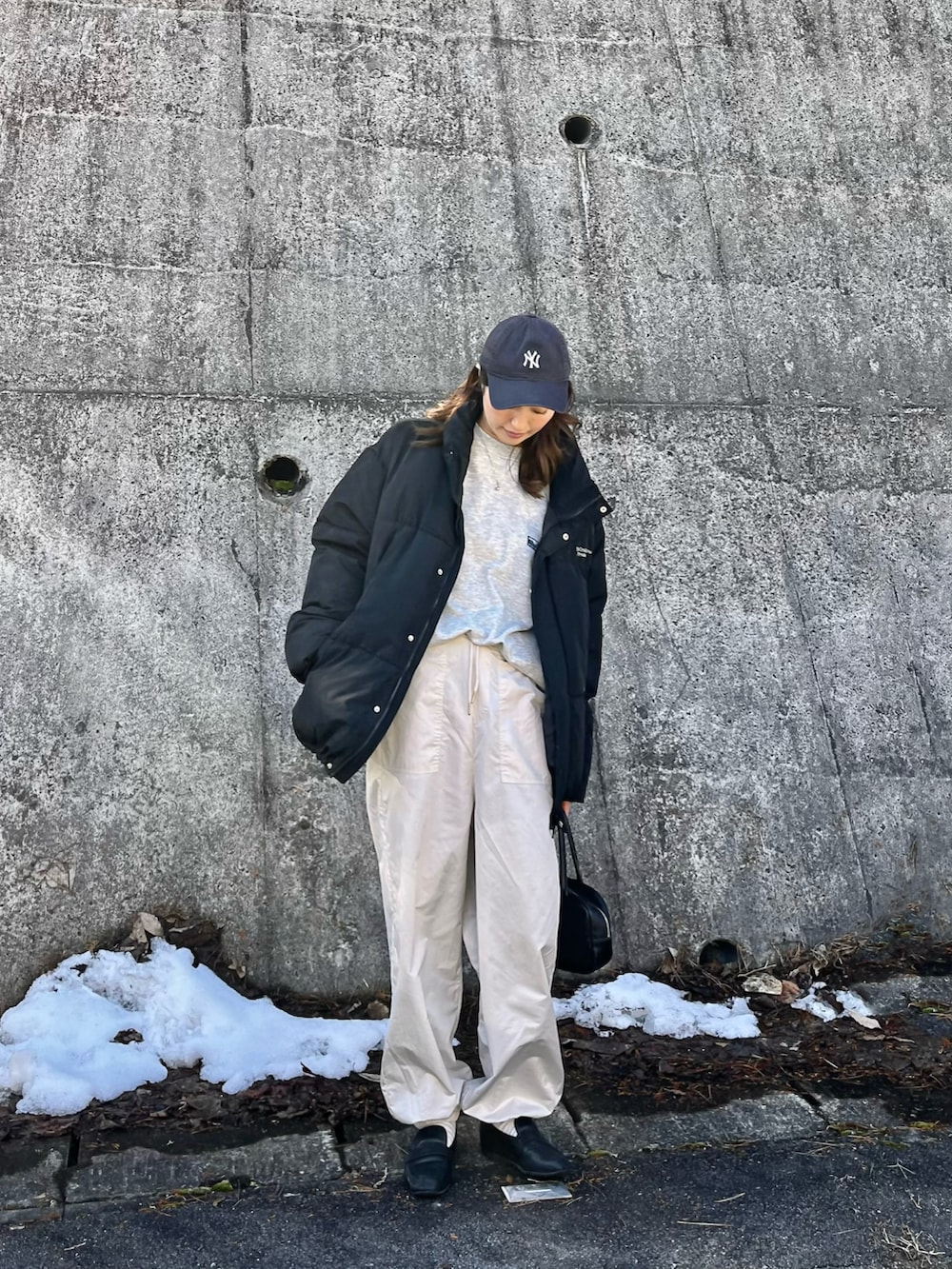 グレー系のスウェットを着用したレディースの冬コーディネートの3枚目の写真