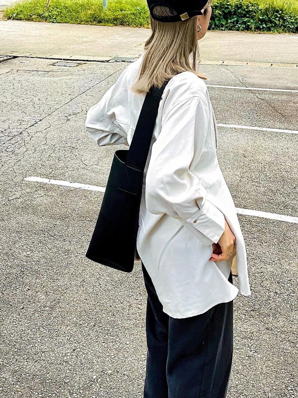 ホワイト系のシャツ/ブラウス、グレー系のスウェットパンツ、ブラック系のスニーカーを着用したレディースの秋コーディネートの2枚目の写真