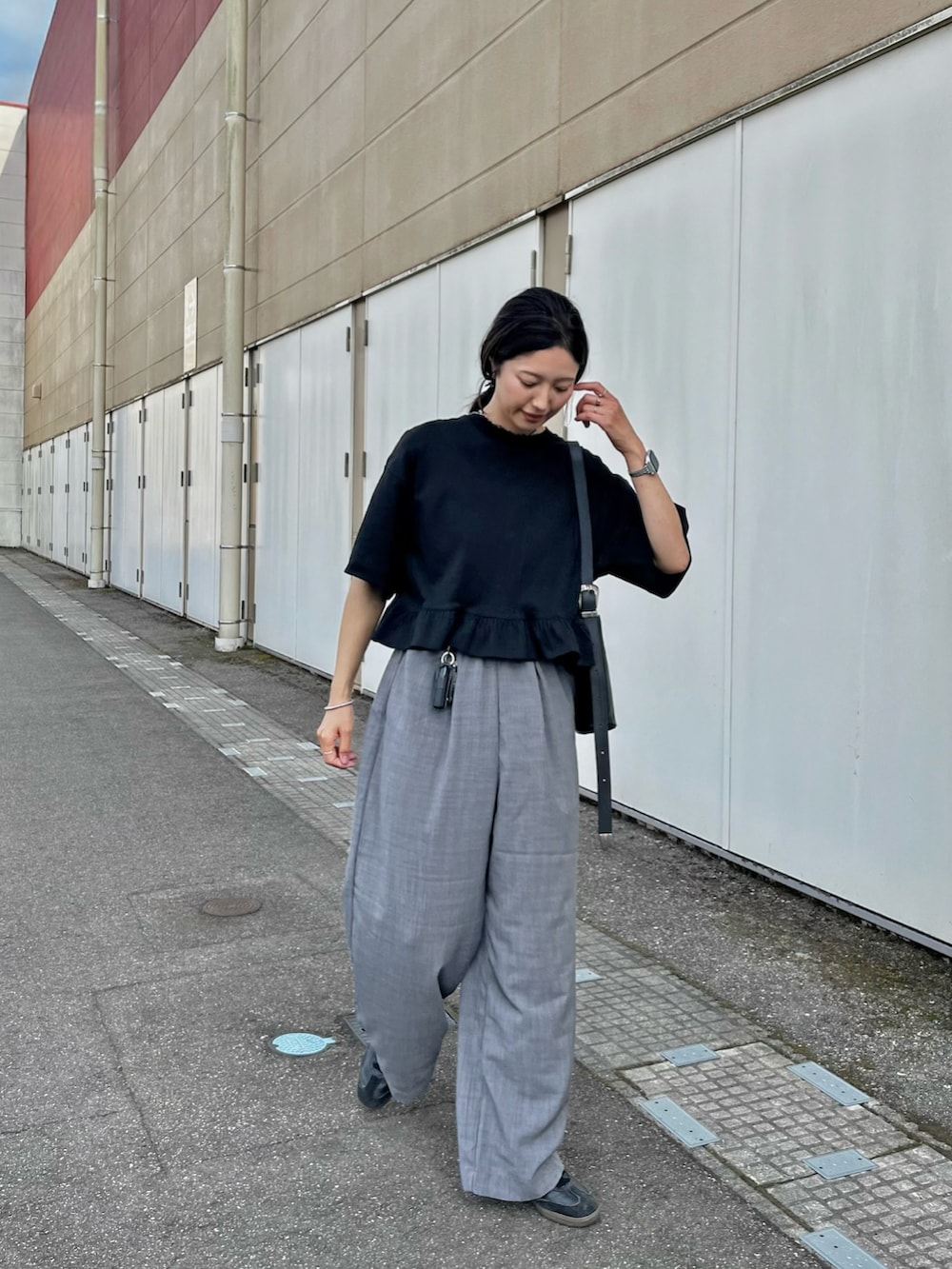 ブラック系のTシャツ/カットソー、グレー系のその他パンツを着用したレディースの夏コーディネートの3枚目の写真