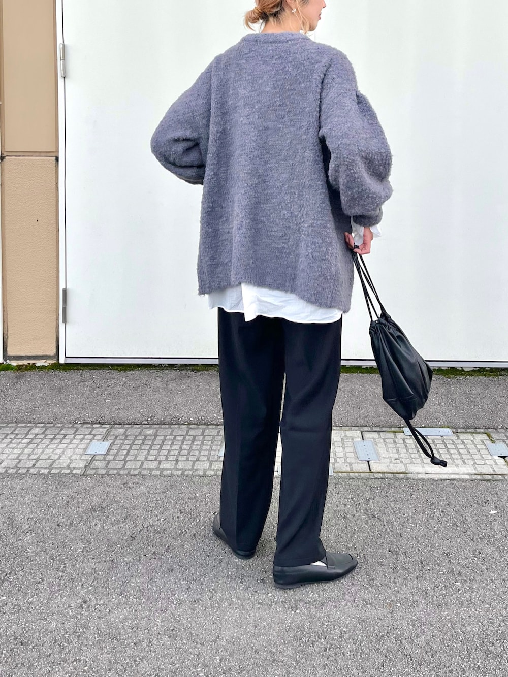 パープル系のカーディガン/ボレロ、ホワイト系のシャツ/ブラウス、ブラック系のスラックスを着用したレディースの秋コーディネートの2枚目の写真