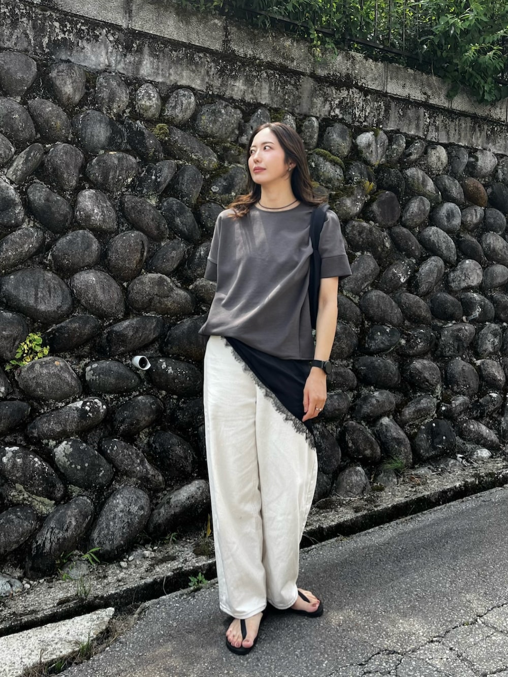 グレー系のTシャツ/カットソーを着用したレディースの夏コーディネートの2枚目の写真