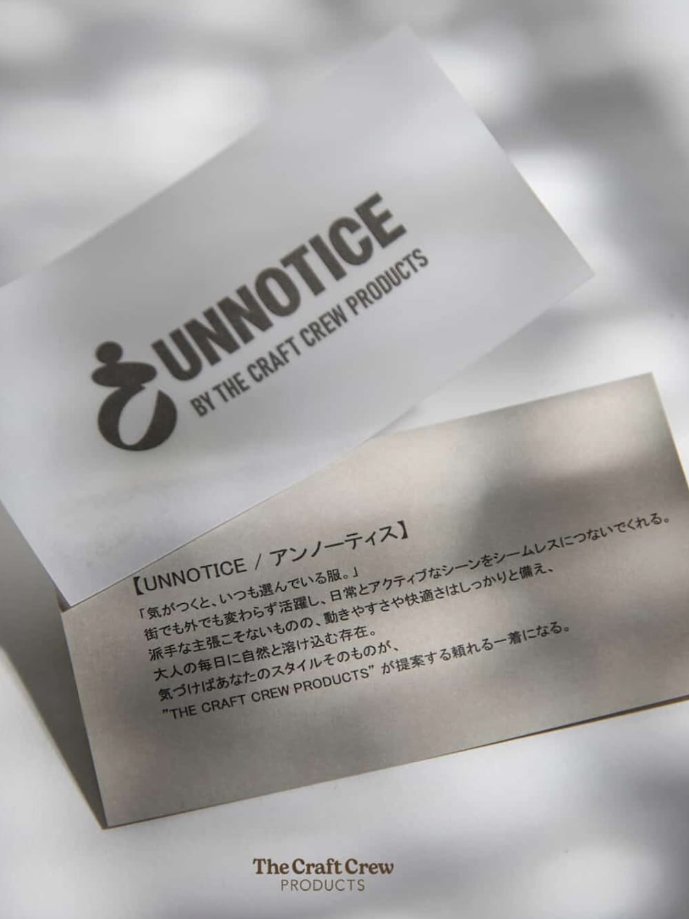 グレー系のスウェットを着用したレディースの冬コーディネートの5枚目の写真