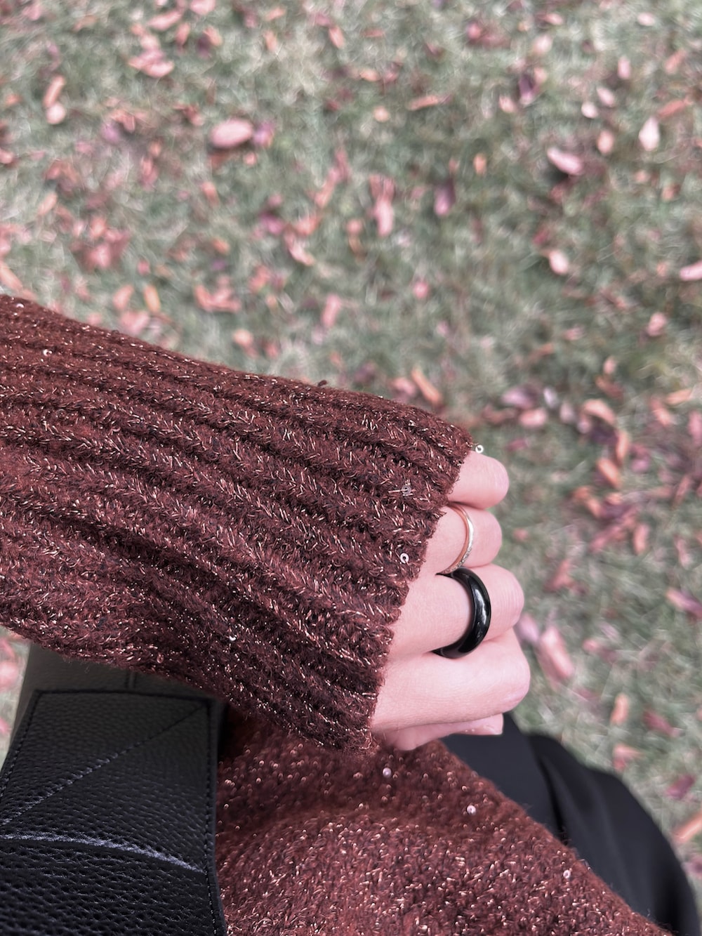 ブラウン系のニット/セーターを着用したレディースの秋コーディネートの4枚目の写真