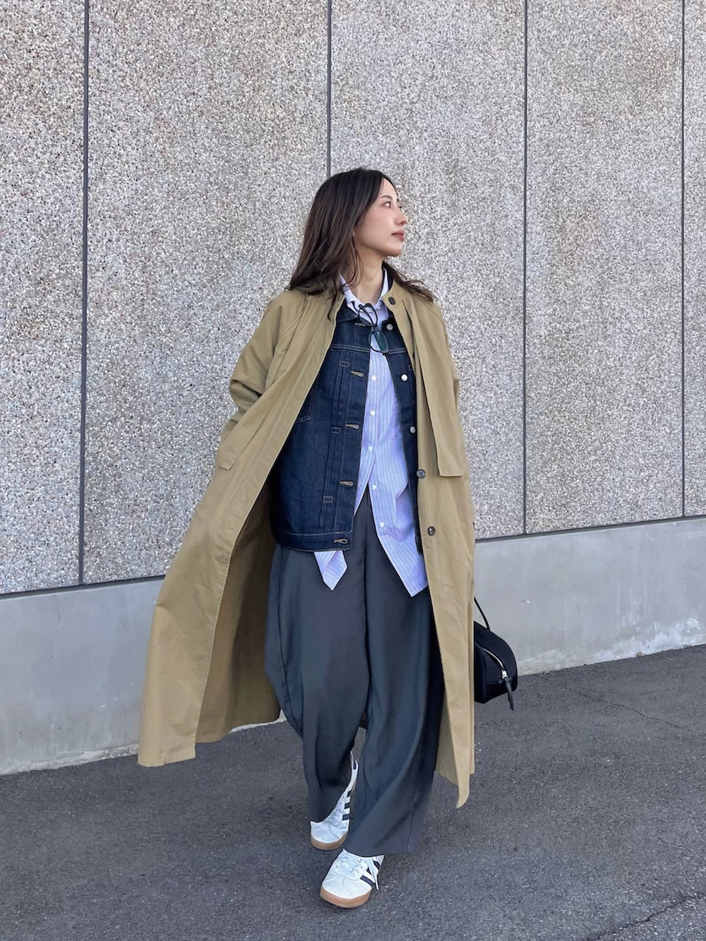 グレー系のその他パンツ、ブラック系のボストンバッグ、ブルー系のシャツ/ブラウスを着用したレディースの冬コーディネートの3枚目の写真