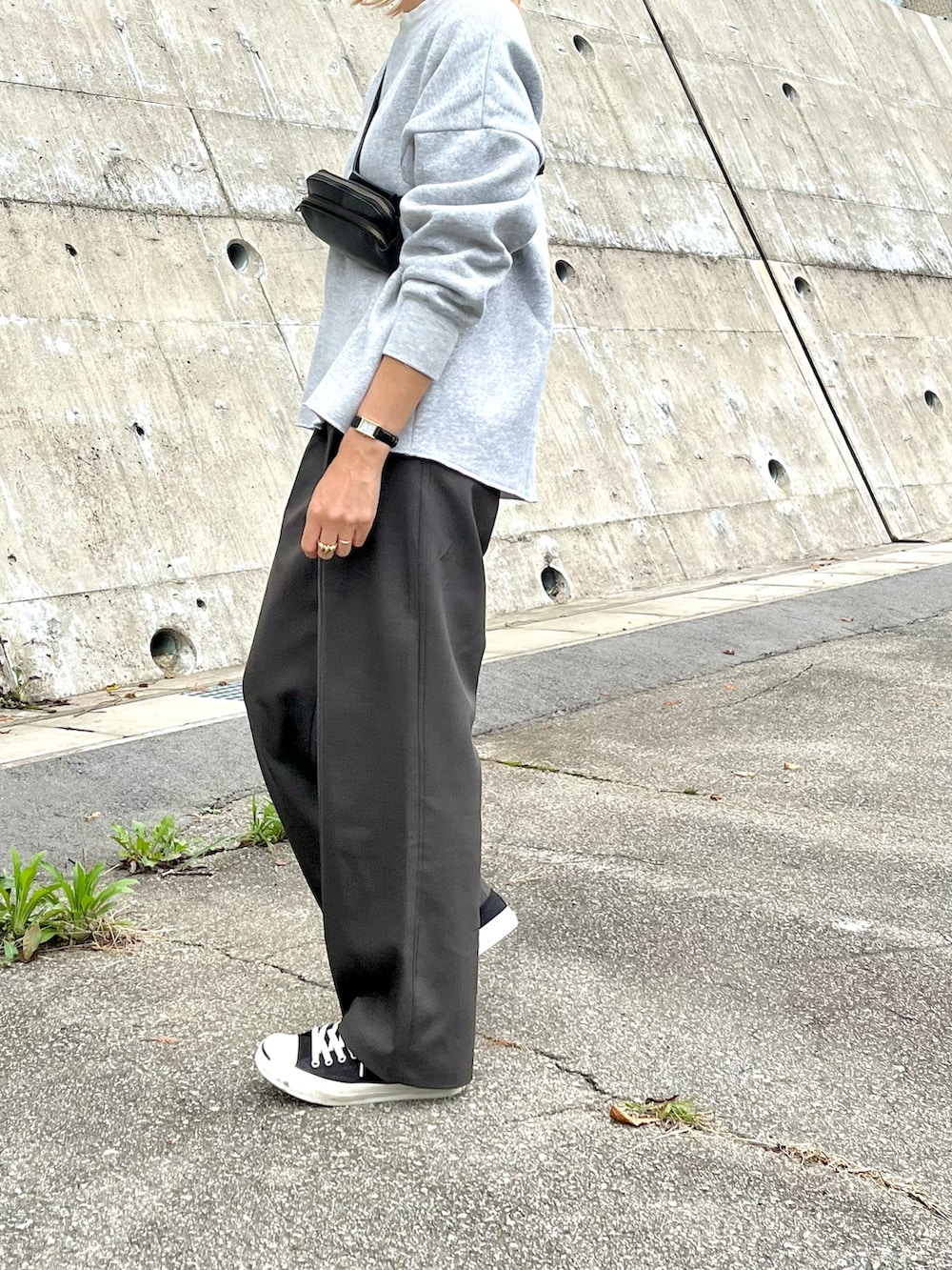 ブラック系のボディバッグ/ウエストポーチ、ホワイト系のTシャツ/カットソー、グレー系のスウェットを着用したレディースの秋コーディネートの2枚目の写真