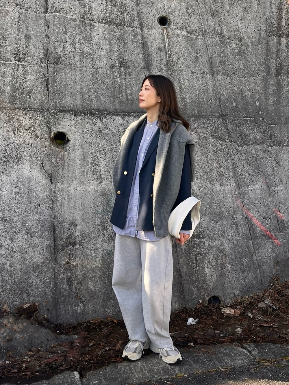 ブルー系のテーラードジャケット、グレー系のその他パンツを着用したレディースの冬コーディネートの2枚目の写真