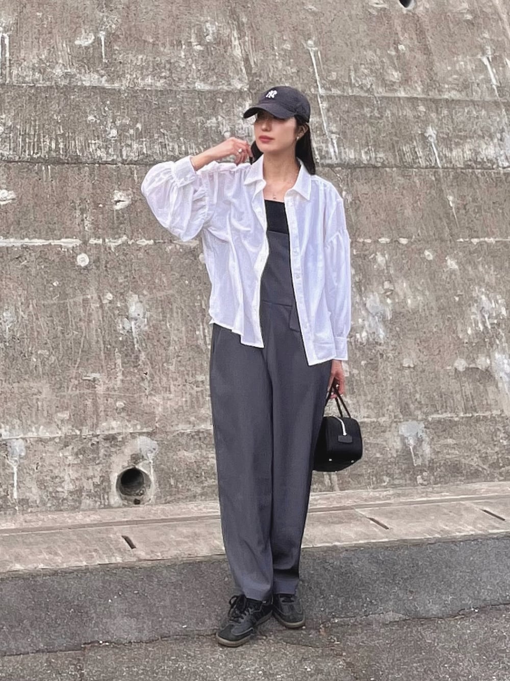 ホワイト系のシャツ/ブラウス、ブラック系のキャミソール、グレー系のサロペット/オーバーオールを着用したレディースの春コーディネートの2枚目の写真