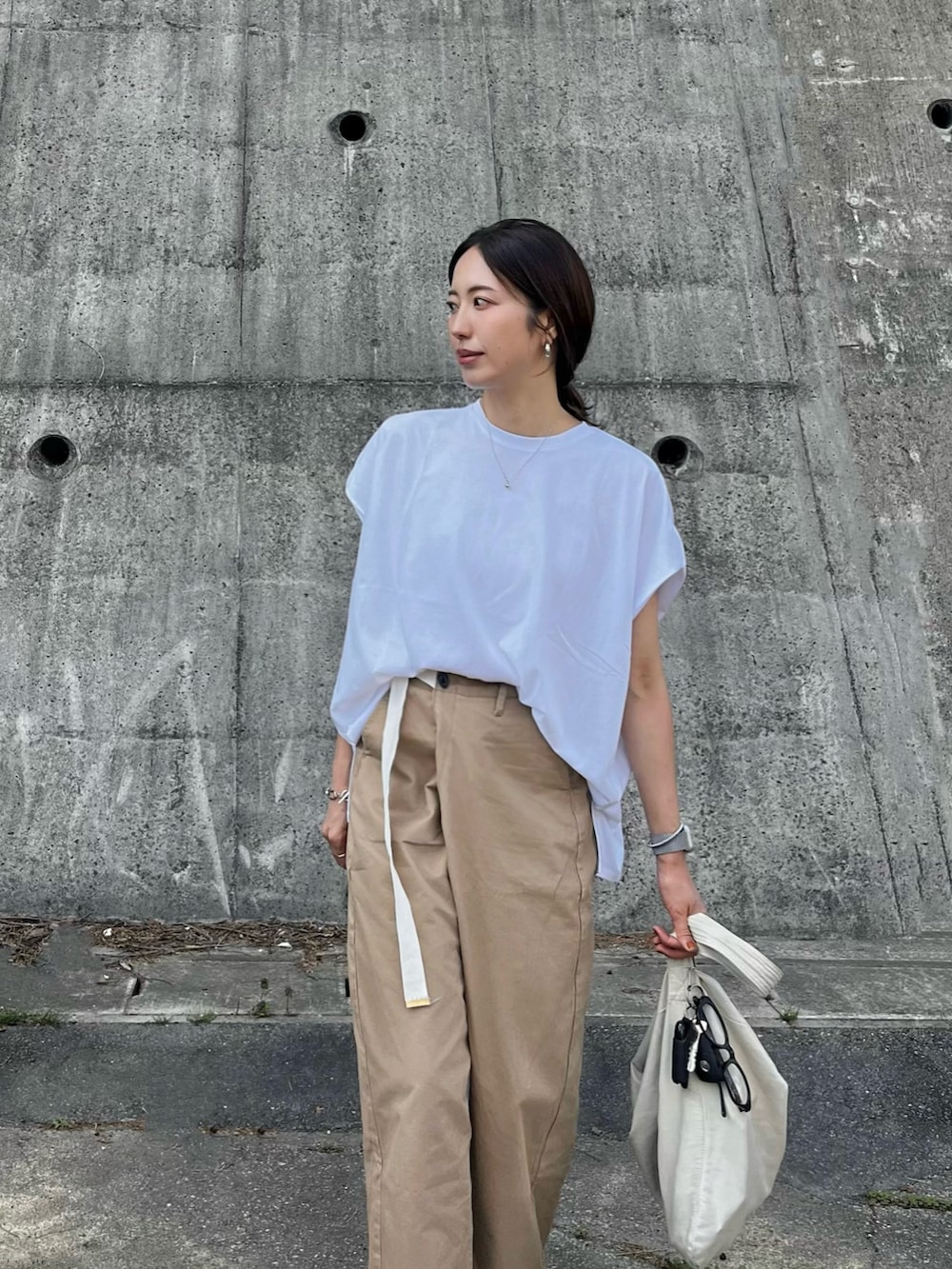 ホワイト系のTシャツ/カットソー、ブラック系のパンプスを着用したレディースの春コーディネートの2枚目の写真