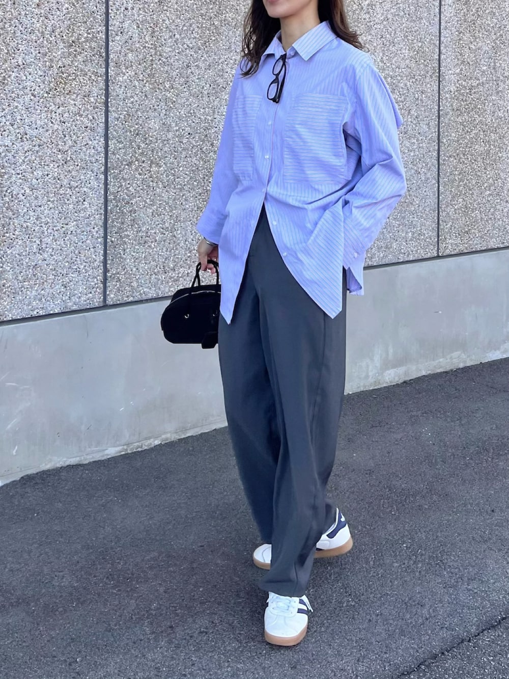 グレー系のその他パンツ、ブラック系のボストンバッグ、ブルー系のシャツ/ブラウスを着用したレディースの冬コーディネートの2枚目の写真