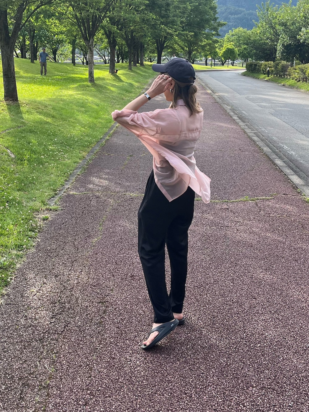 ピンク系のシャツ/ブラウス、ブラック系のキャミソール、ブラック系のその他パンツを着用したレディースの夏コーディネートの2枚目の写真