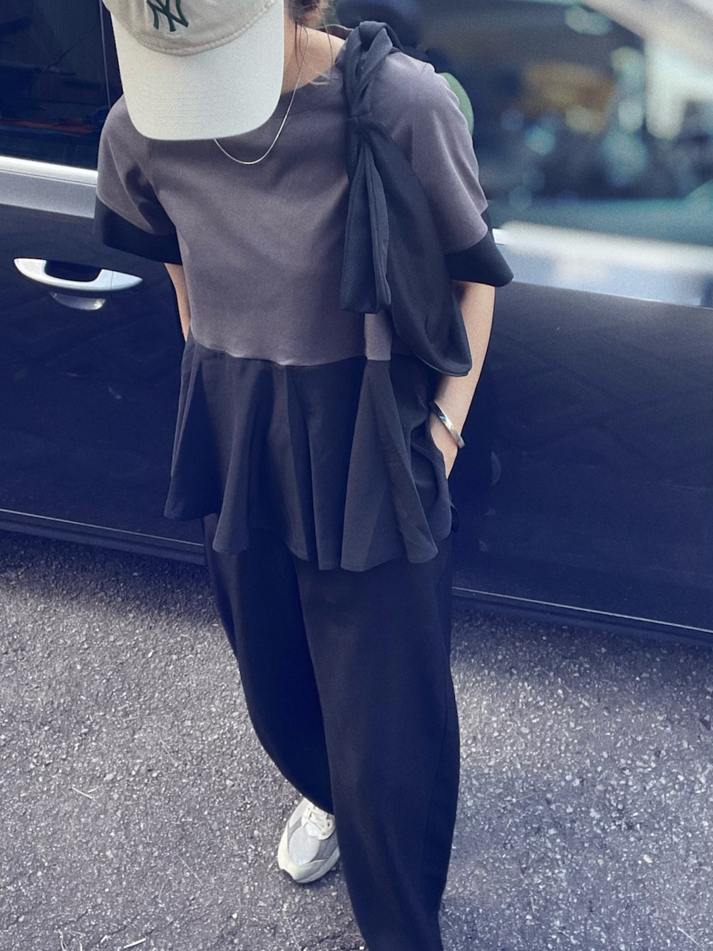 グレー系のTシャツ/カットソー、ベージュ系のキャップを着用したレディースの夏コーディネートの2枚目の写真