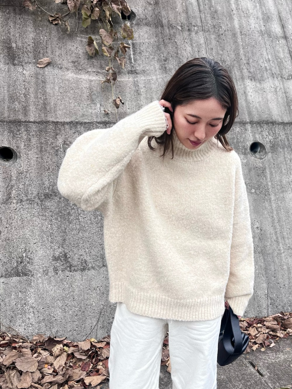 ホワイト系のニット/セーターを着用したレディースの秋コーディネートの2枚目の写真