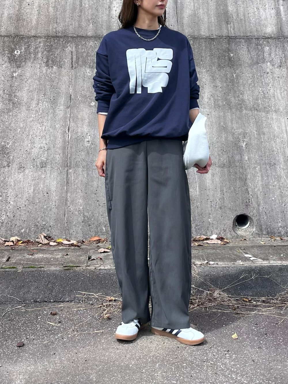 ブルー系のスウェット、グレー系のその他パンツ、ホワイト系のスニーカーを着用したレディースの秋コーディネートの3枚目の写真