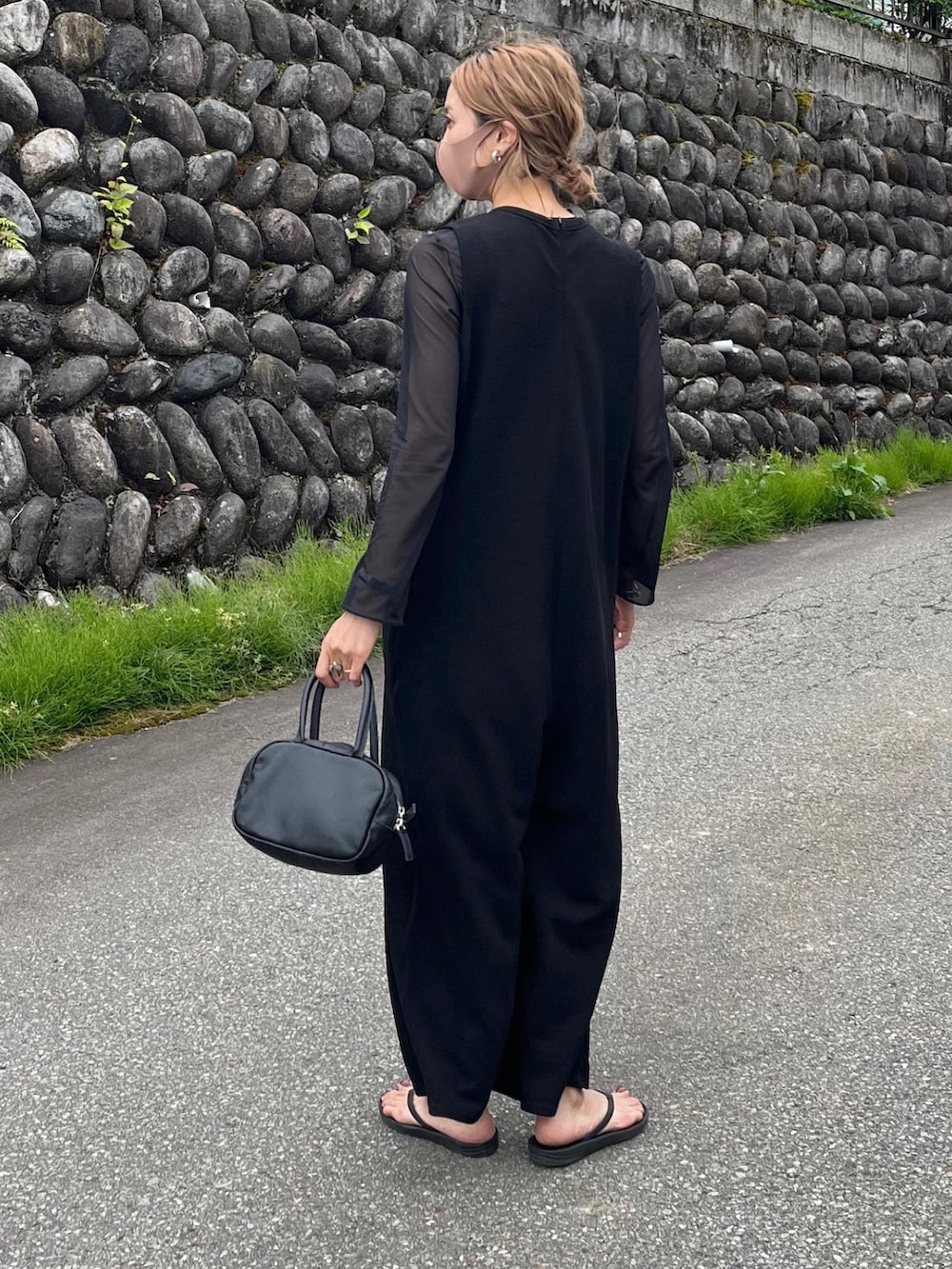 「オールブラック、ブラックコーデ、サロペット、オールインワン、プチプラ、UNIQLO、マメクロゴウチ、シアートップス、シアーシャツ、ビーチサンダル」｜「coca（coca）のエンボス加工ノースリーブオールインワン（つなぎ/オールインワン、ブラック系）」を使った、たろ☺︎さん（レディース・165cm）の夏コーディネートの2枚目の写真