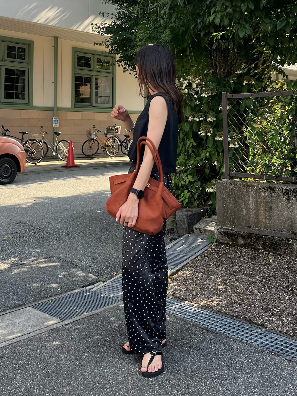 ブラック系のその他パンツ、ブラック系のサンダル、イエロー系のバッグを着用したレディースの夏コーディネートの2枚目の写真