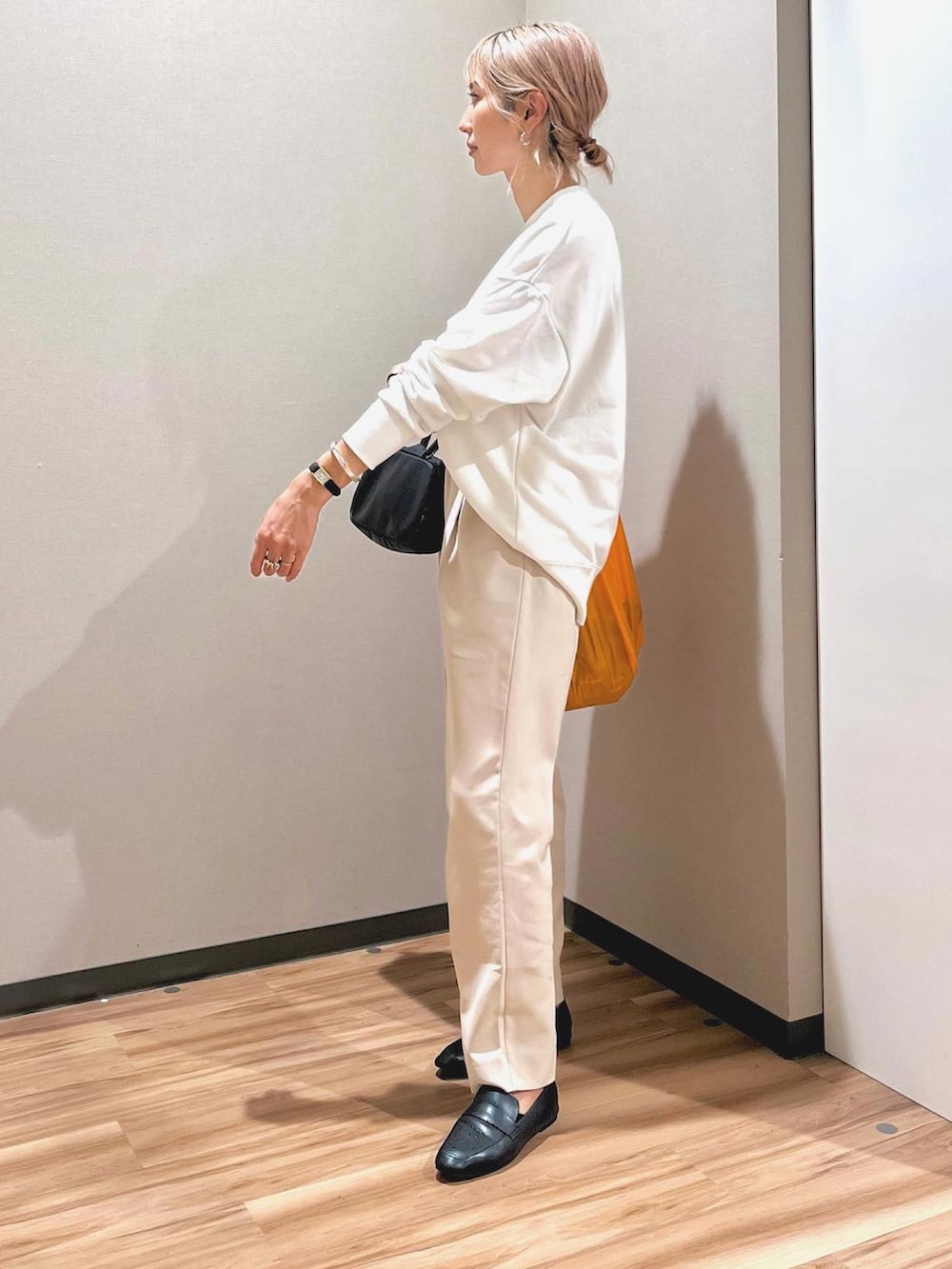 ホワイト系のスウェット、ブルー系のTシャツ/カットソー、ブラック系のレインシューズを着用したレディースの秋コーディネートの2枚目の写真