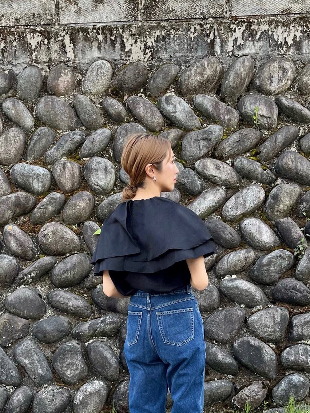 ブラック系のシャツ/ブラウス、ブルー系のデニムパンツ、ベージュ系のかごバッグを着用したレディースの春コーディネートの2枚目の写真