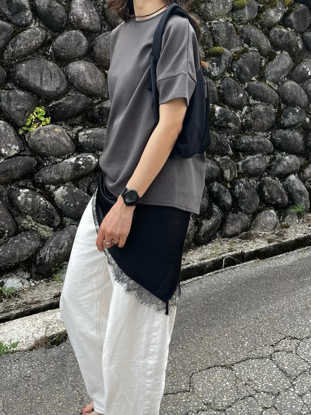 グレー系のTシャツ/カットソーを着用したレディースの夏コーディネートの3枚目の写真
