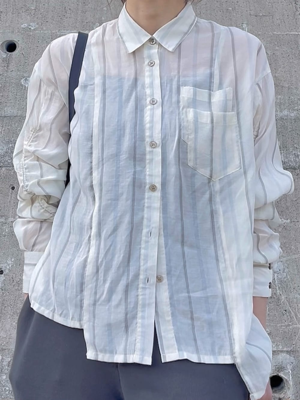 ブルー系のシャツ/ブラウス、グレー系のスウェットパンツ、ブラック系のレインシューズを着用したレディースの春コーディネートの3枚目の写真