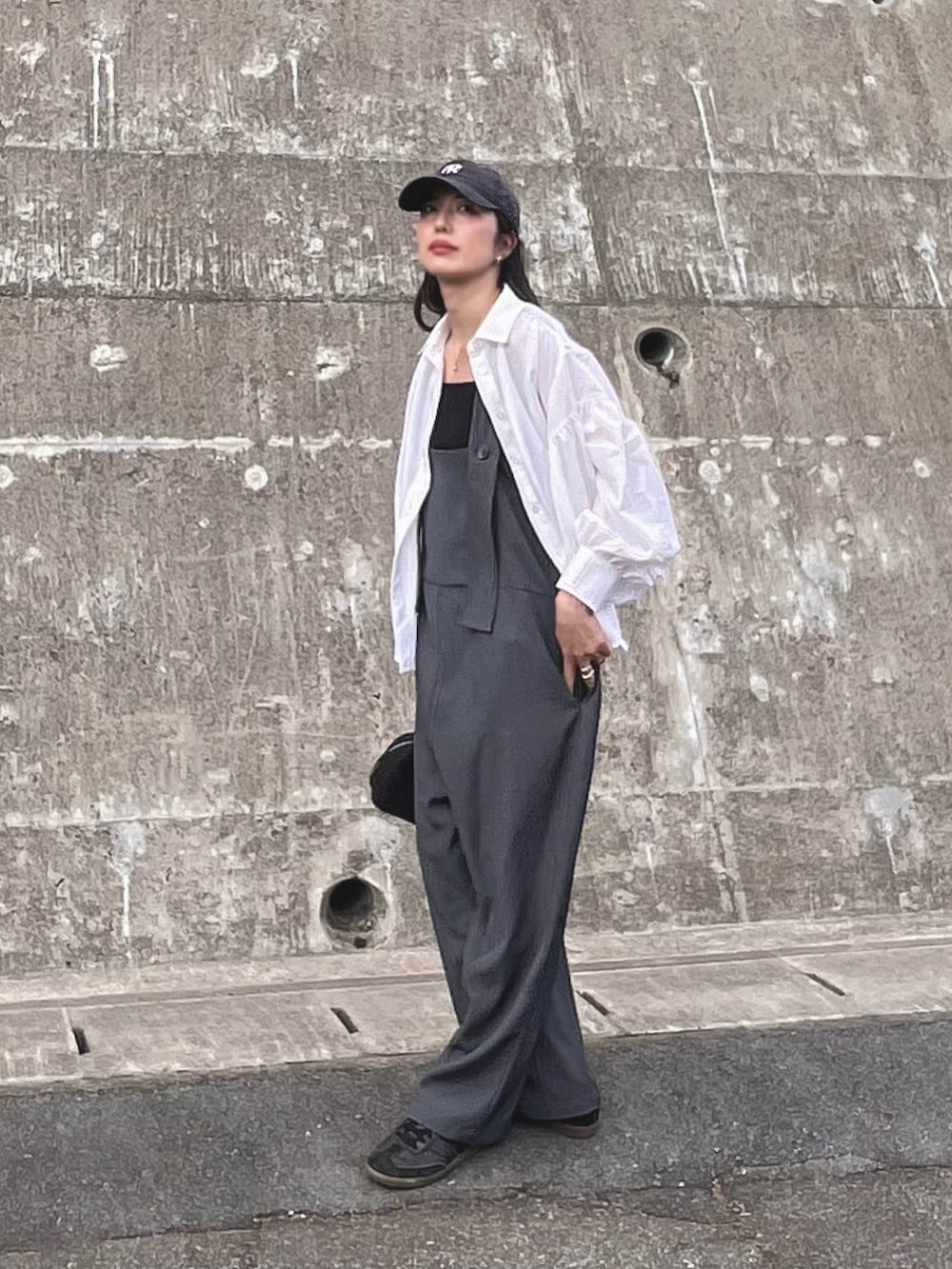 ホワイト系のシャツ/ブラウス、ブラック系のキャミソール、グレー系のサロペット/オーバーオールを着用したレディースの春コーディネートの3枚目の写真