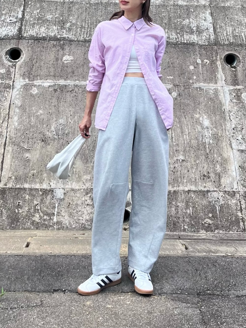 パープル系のシャツ/ブラウスを着用したレディースの夏コーディネートの2枚目の写真