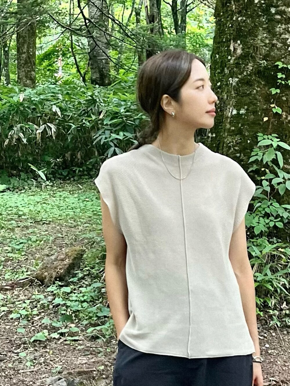 ベージュ系のニット/セーター、ブラック系のカーゴパンツ、ブラック系のサンダルを着用したレディースの夏コーディネートの2枚目の写真