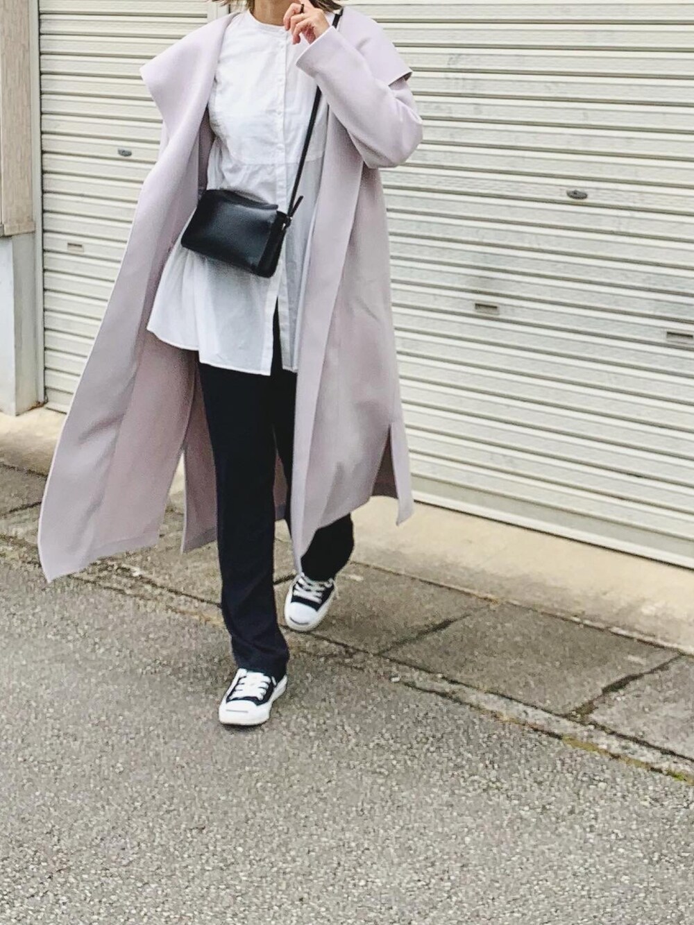 ベージュ系のその他アウター、ブラック系のショルダーバッグ、ホワイト系のシャツ/ブラウスを着用したレディースの秋コーディネートの2枚目の写真