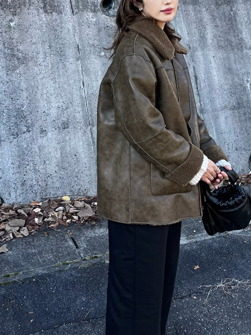 グリーン系のその他アウターを着用したレディースの秋コーディネートの2枚目の写真