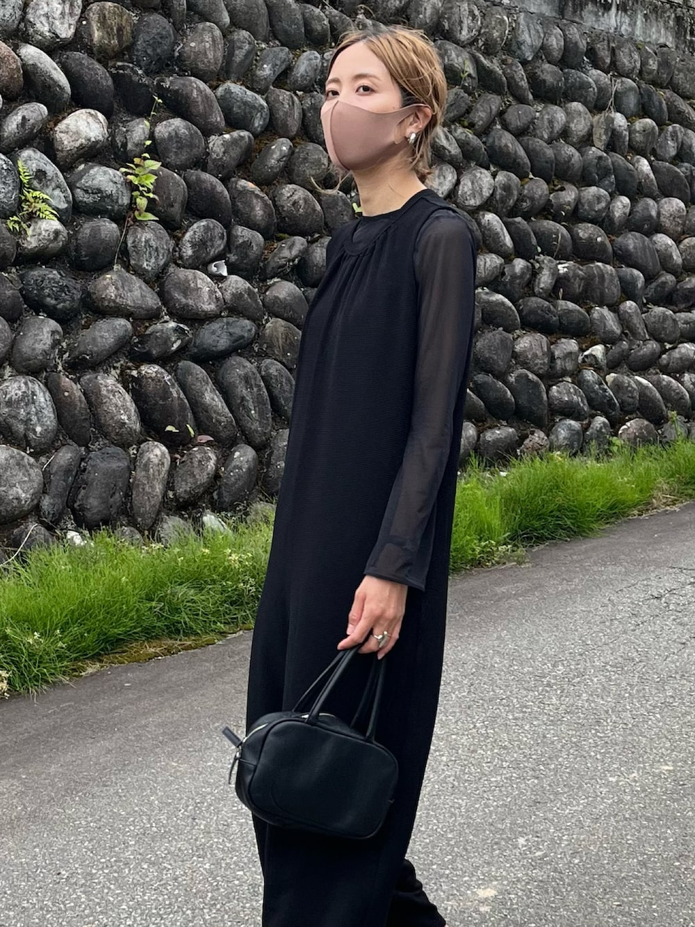 「オールブラック、ブラックコーデ、サロペット、オールインワン、プチプラ、UNIQLO、マメクロゴウチ、シアートップス、シアーシャツ、ビーチサンダル」｜「coca（coca）のエンボス加工ノースリーブオールインワン（つなぎ/オールインワン、ブラック系）」を使った、たろ☺︎さん（レディース・165cm）の夏コーディネートの3枚目の写真