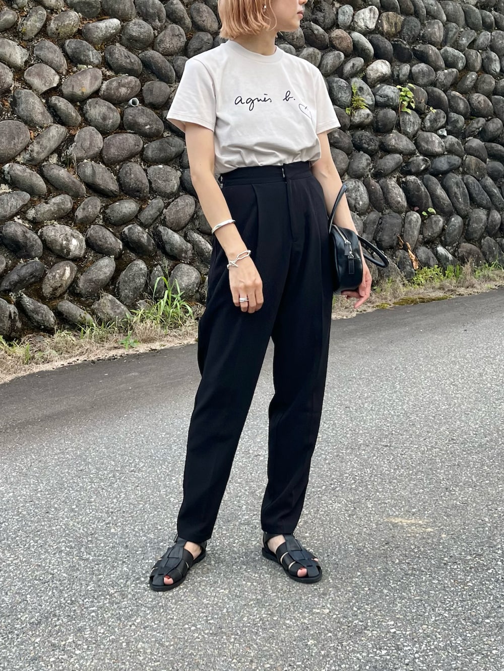 ベージュ系のTシャツ/カットソー、ブラック系のその他パンツ、ブラック系のサンダルを着用したレディースの夏コーディネートの2枚目の写真