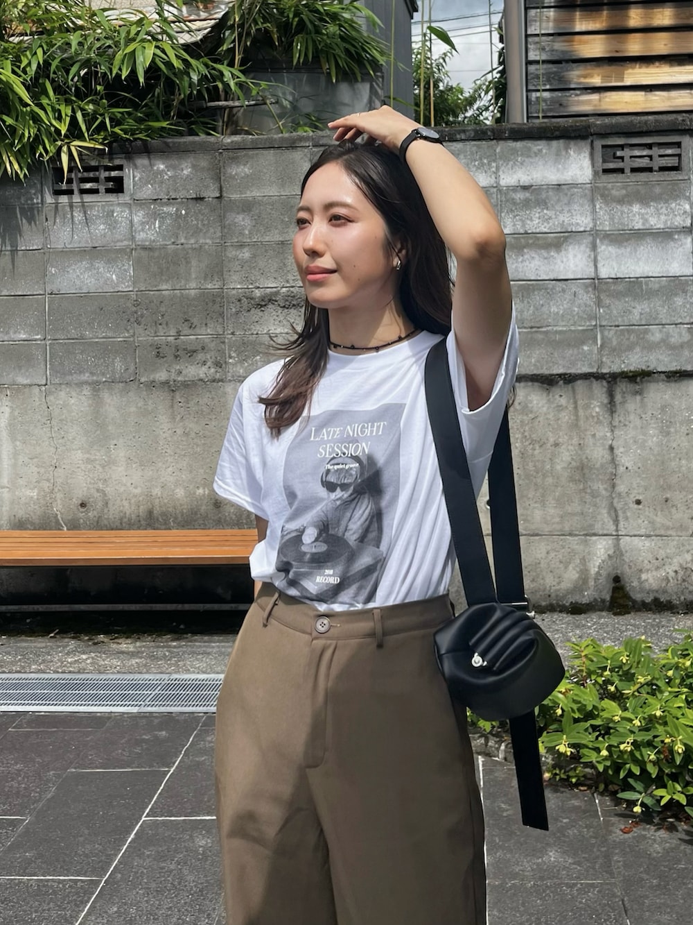 その他のTシャツ/カットソー、ブラック系のハンドバッグ、ブラック系のサンダルを着用したレディースの夏コーディネートの4枚目の写真