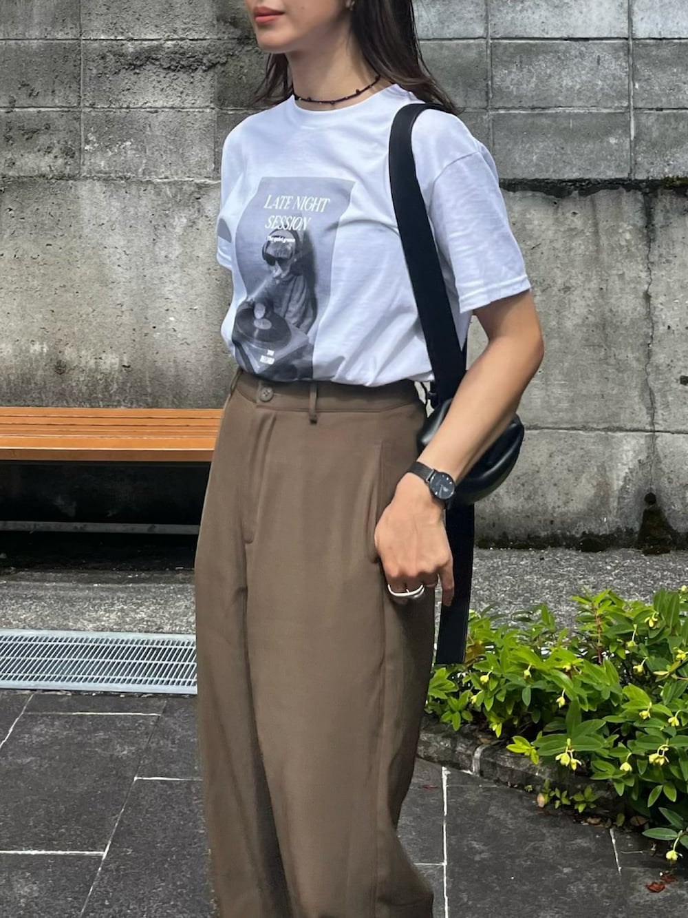 その他のTシャツ/カットソー、ブラック系のハンドバッグ、ブラック系のサンダルを着用したレディースの夏コーディネートの2枚目の写真