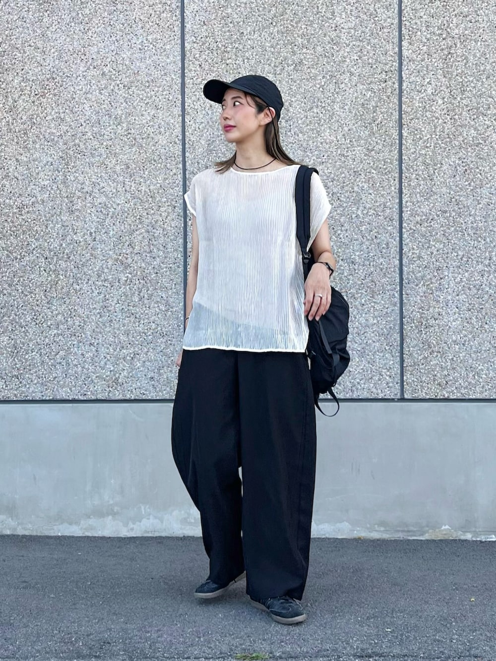 ホワイト系のTシャツ/カットソー、ブラック系のその他パンツ、ブラック系のスニーカーを着用したレディースの夏コーディネートの2枚目の写真