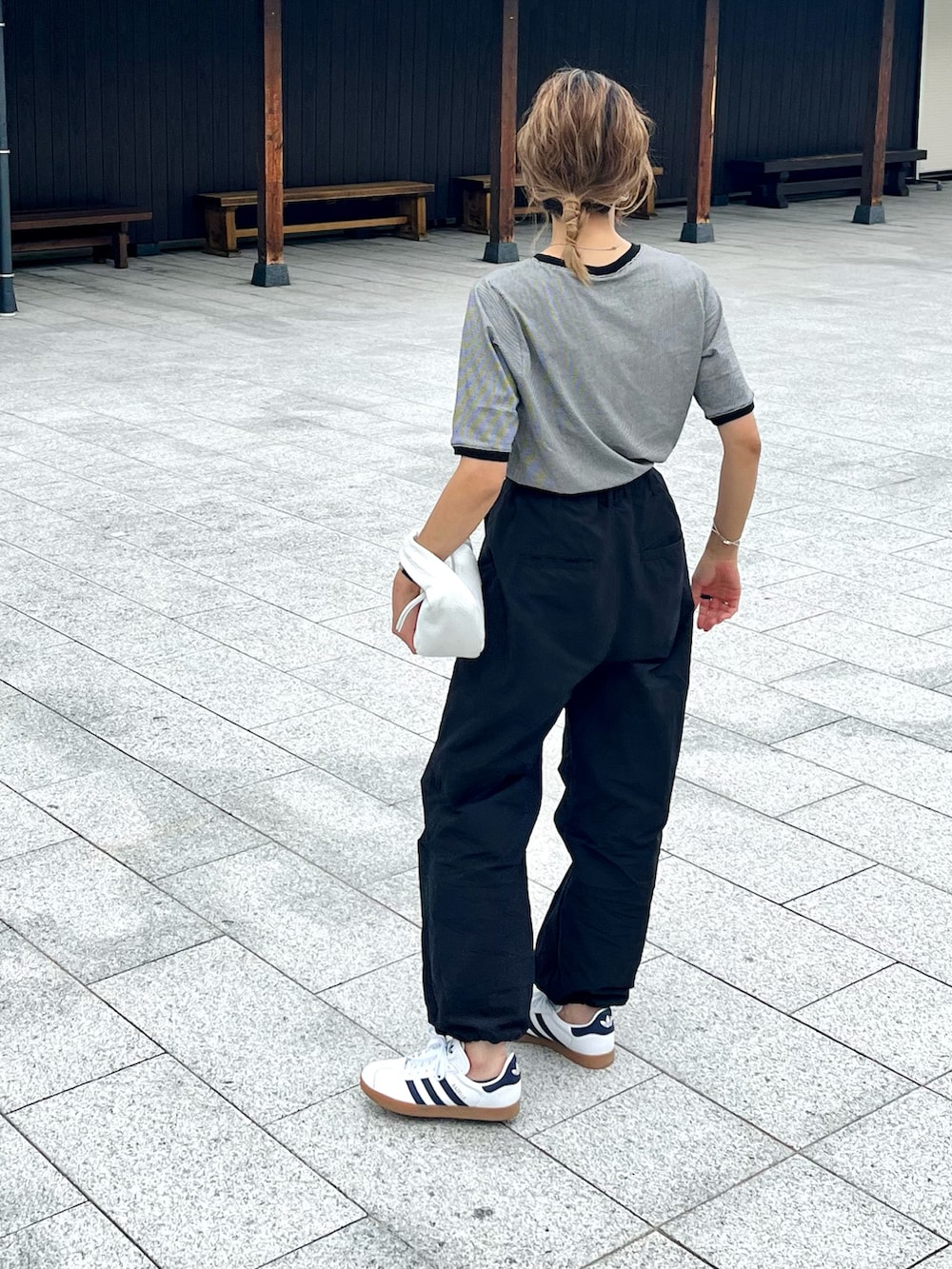 ブラック系のTシャツ/カットソー、ブラック系のカーゴパンツ、ホワイト系のハンドバッグを着用したレディースの夏コーディネートの3枚目の写真